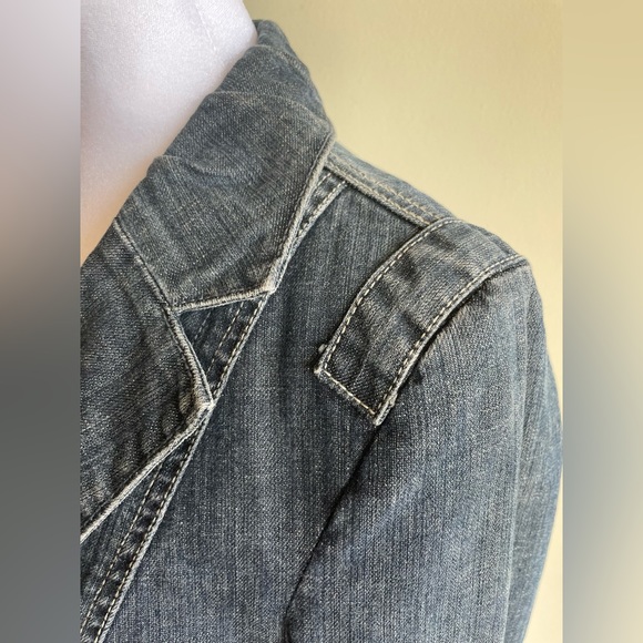 CAbi CAbi RUFFLE COLLAR DETAIL 2 BUTTON FRONT DENIM BLAZER STYLE JACKET SZ S - Picture 4 of 16